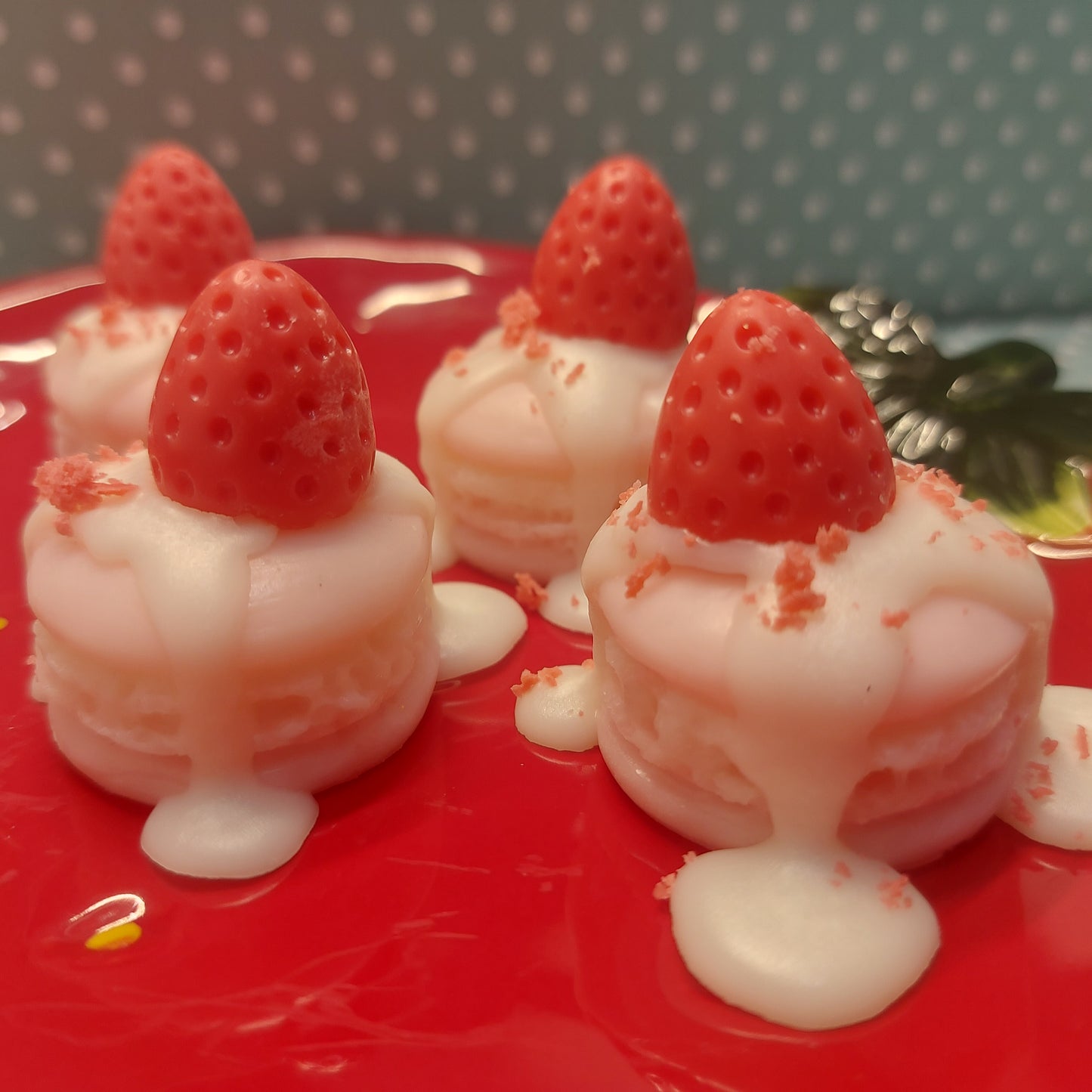 Strawberries & Cream Macaroons x4